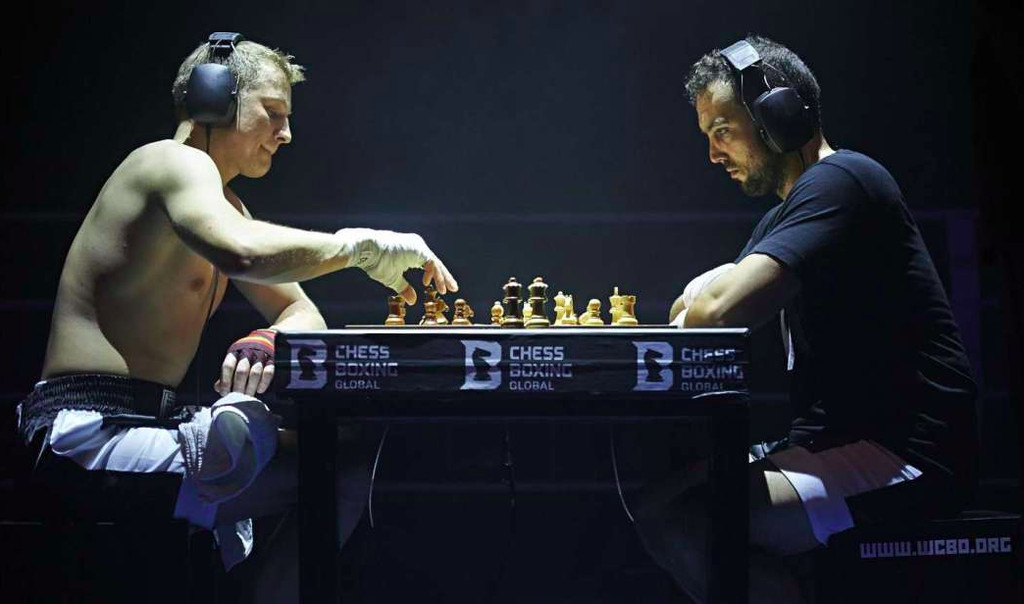 zwei Kämpfer am Schachbrett zum Intellectual Fightclub aka Schachboxen